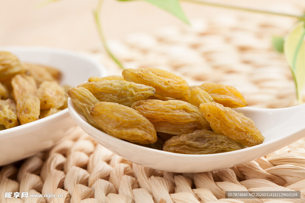 美味葡萄干盛于白色小勺中