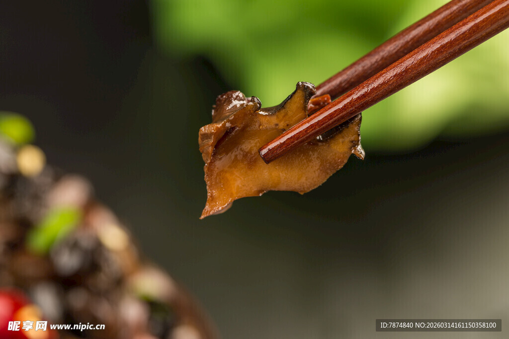 筷子夹起美味卤味