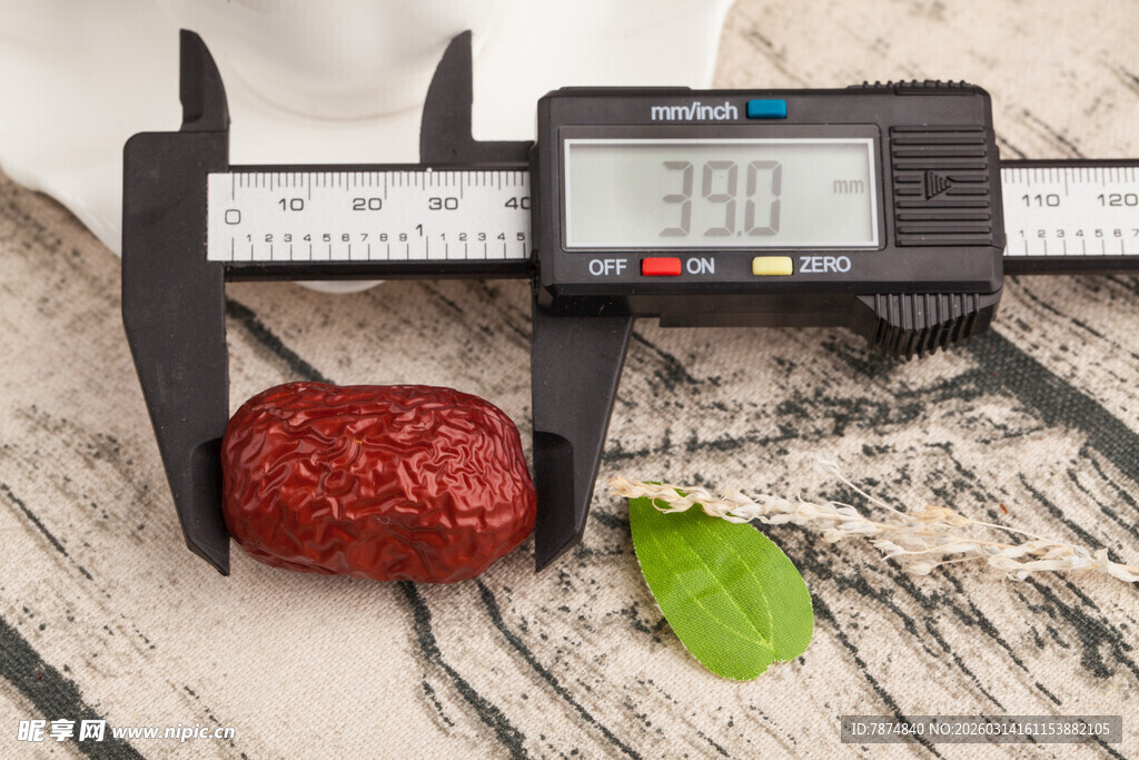 红枣置于卡尺旁测量