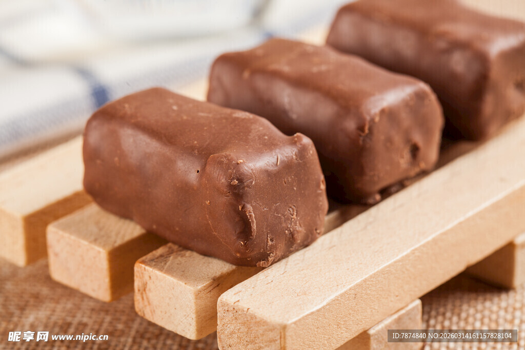 木制托盘上的美味巧克力