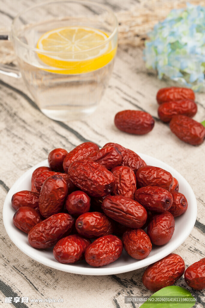 一盘饱满红枣诱人呈现