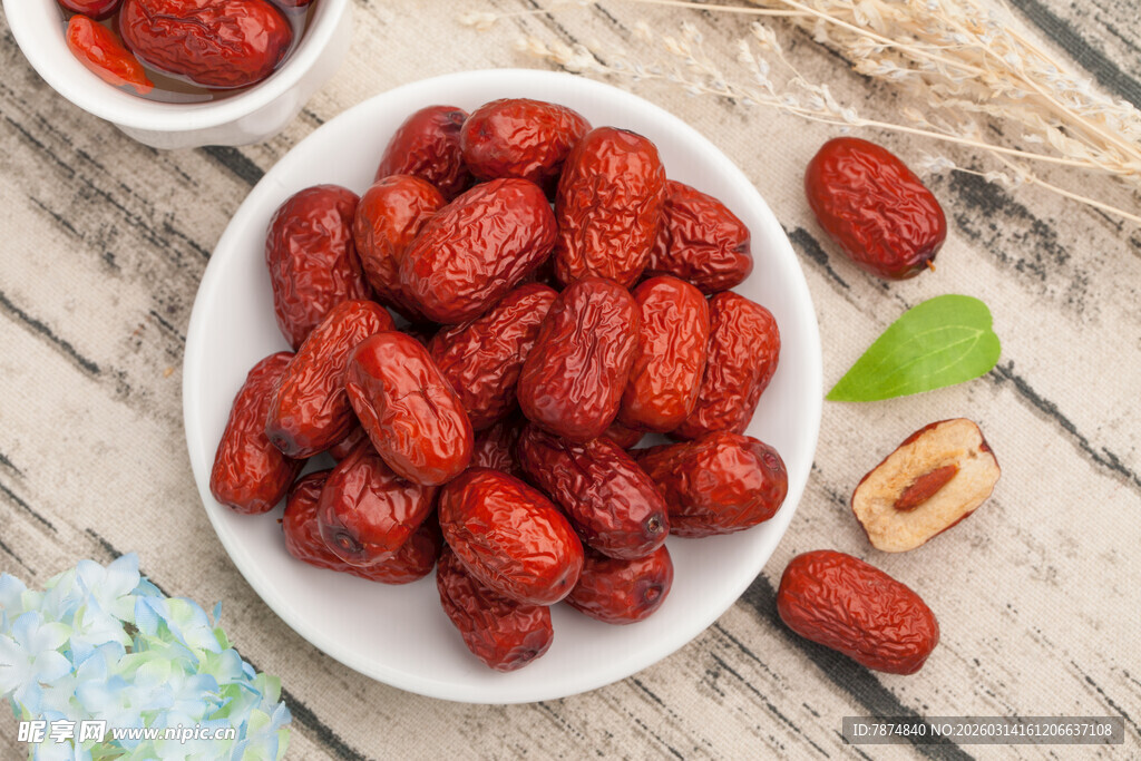 一盘饱满红枣诱人