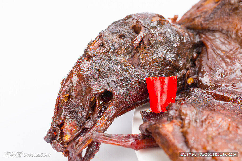 卤味鸭头配辣椒