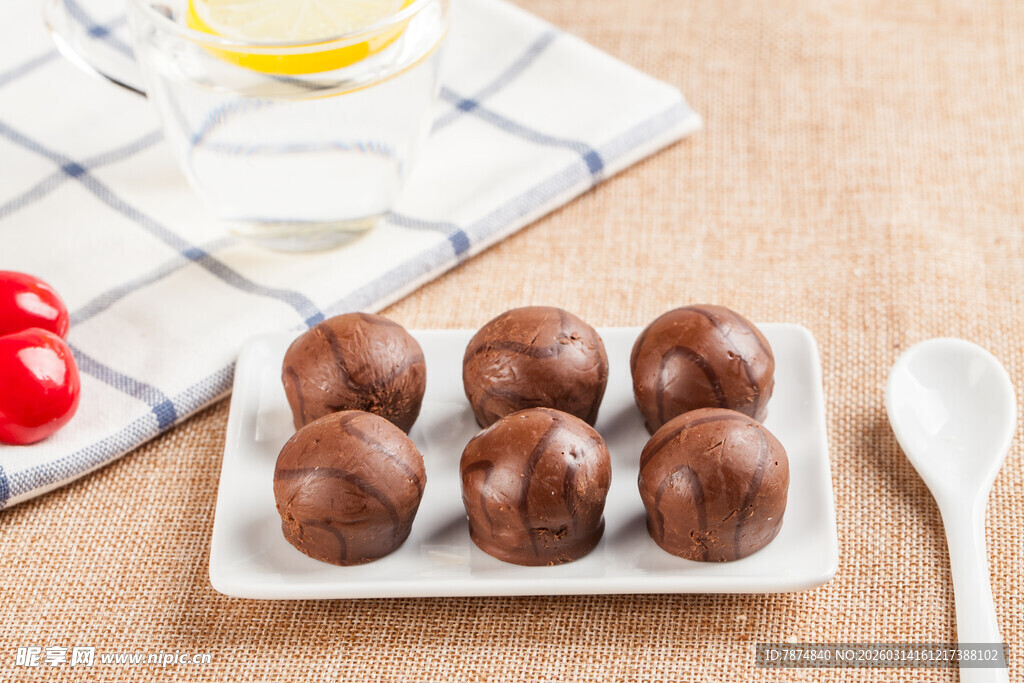 美味巧克力球摆于盘中