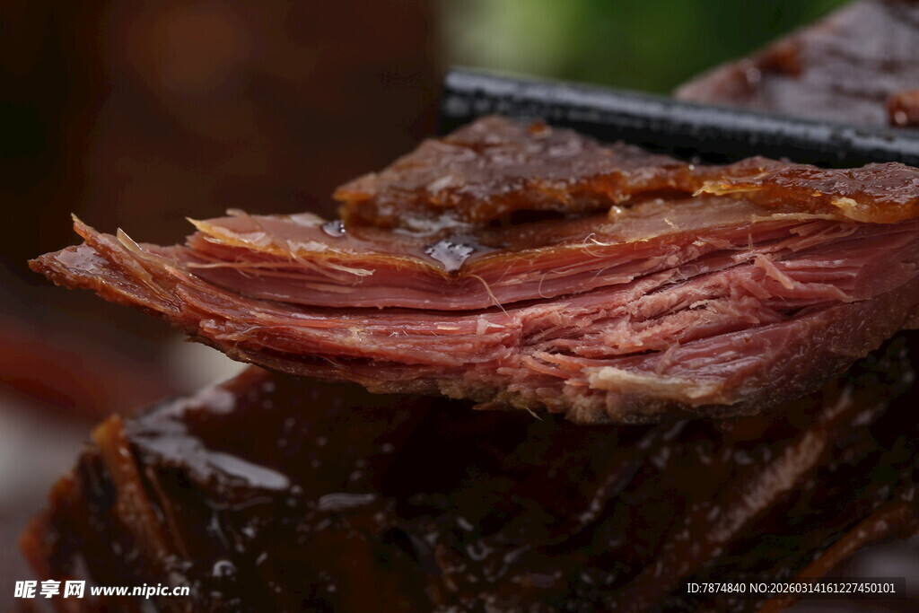 美味多汁的熟牛肉切片