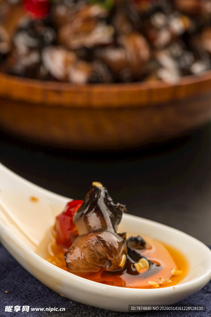 美味菌菇舀于勺中