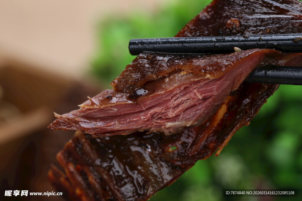 筷子夹着的美味风干牛肉