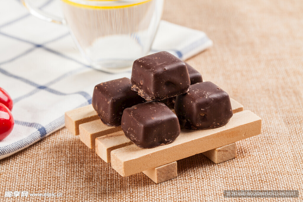 美味巧克力方块置于木托盘