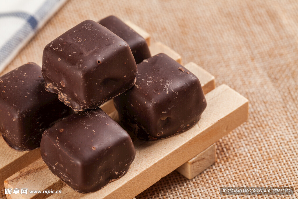 美味巧克力块摆于木托盘