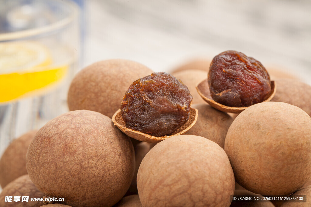 新鲜龙眼与剥开的桂圆