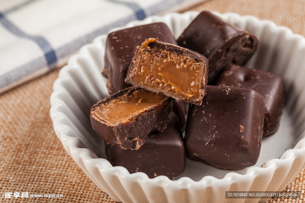 巧克力夹心糖果摆放在碗中