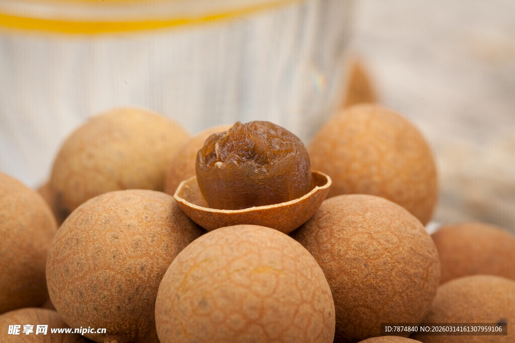 剥开的龙眼与整颗龙眼