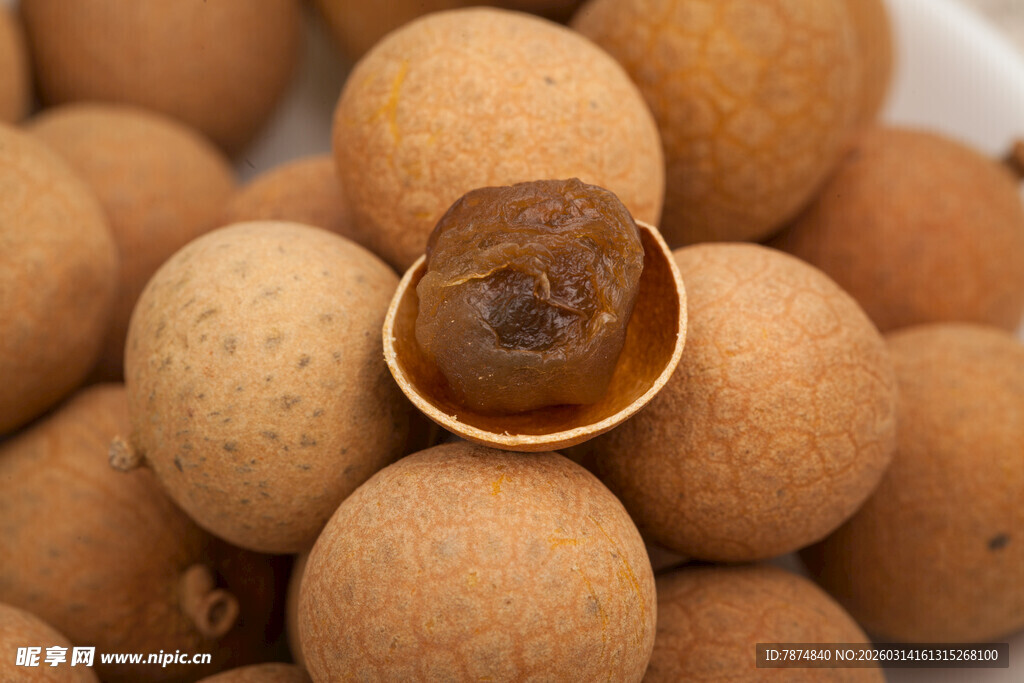 剥开的龙眼与整颗龙眼