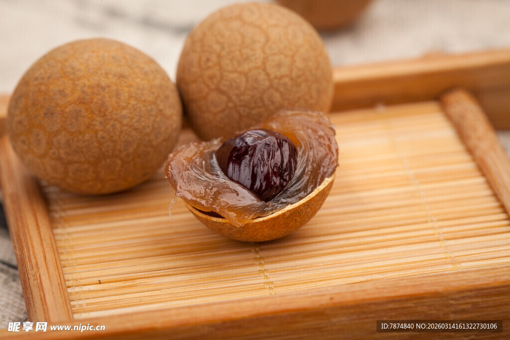 新鲜桂圆摆放在竹制托盘上