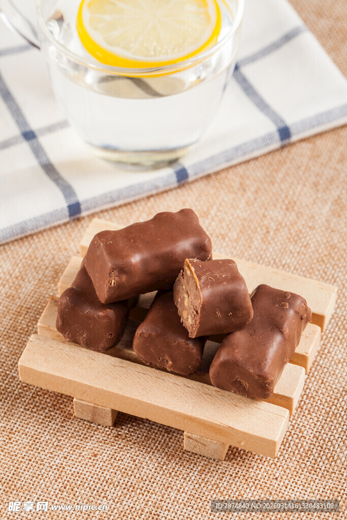 木盘上的美味巧克力