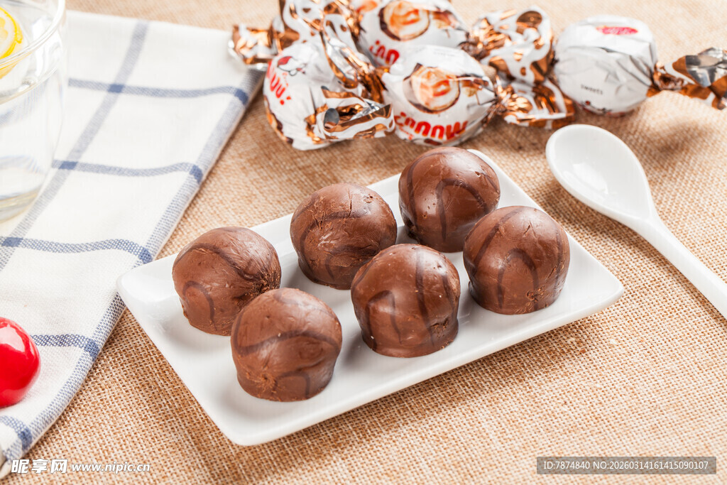 美味巧克力球摆于盘中