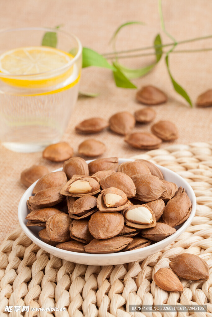 碗中白果仁与柠檬饮品