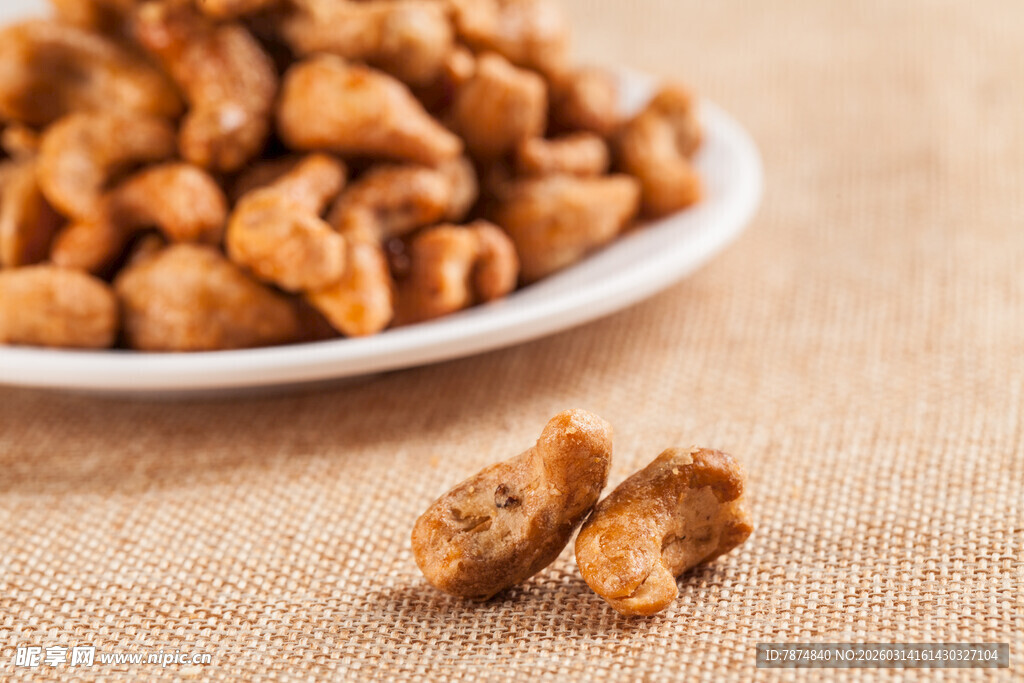 美味香脆核桃仁摆于盘中