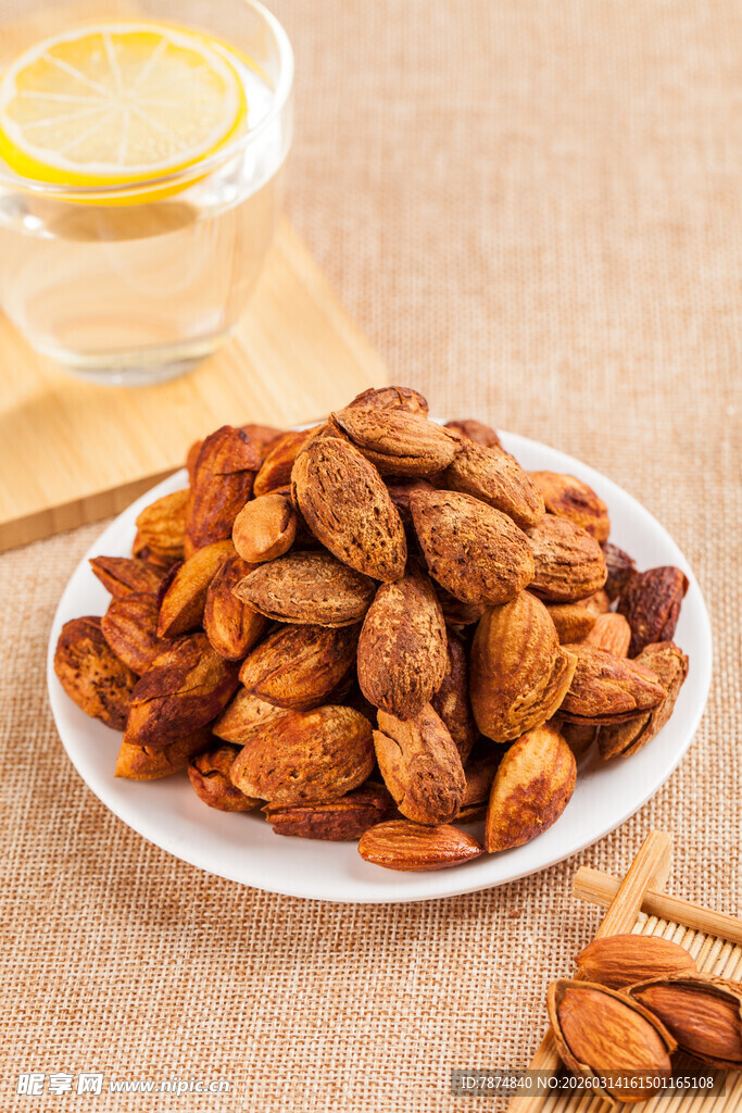 美味杏仁摆放在白色盘中