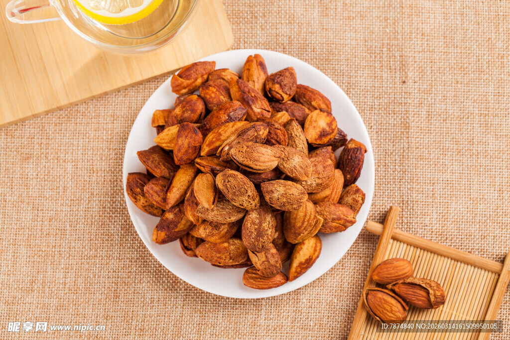 美味杏干摆于白盘