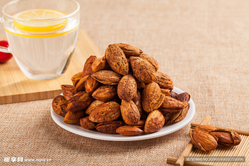 美味杏仁装盘 清新诱人