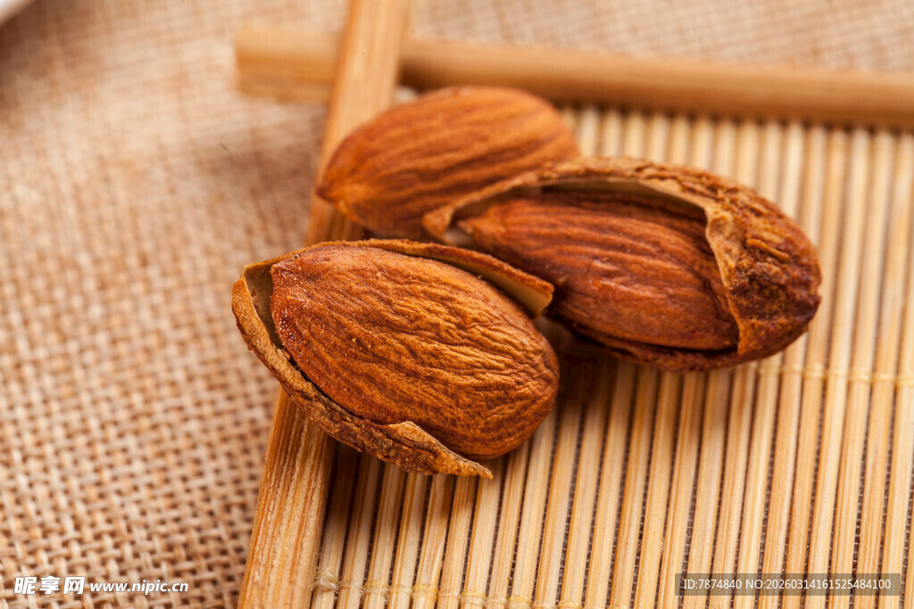 竹席上的美味杏仁坚果