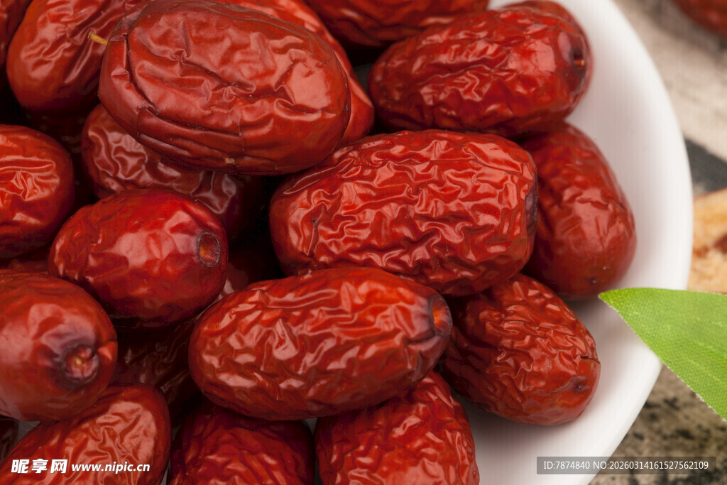 碗中饱满红润的大红枣