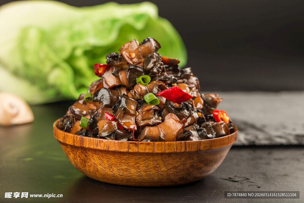 木碗中的美味凉拌菜