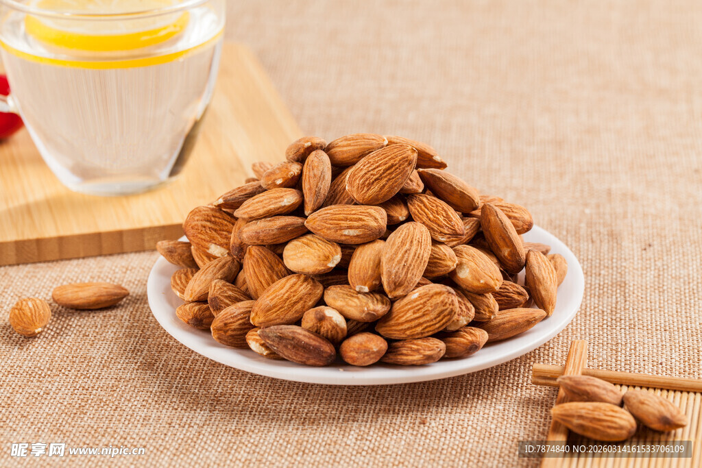 美味杏仁摆于盘中