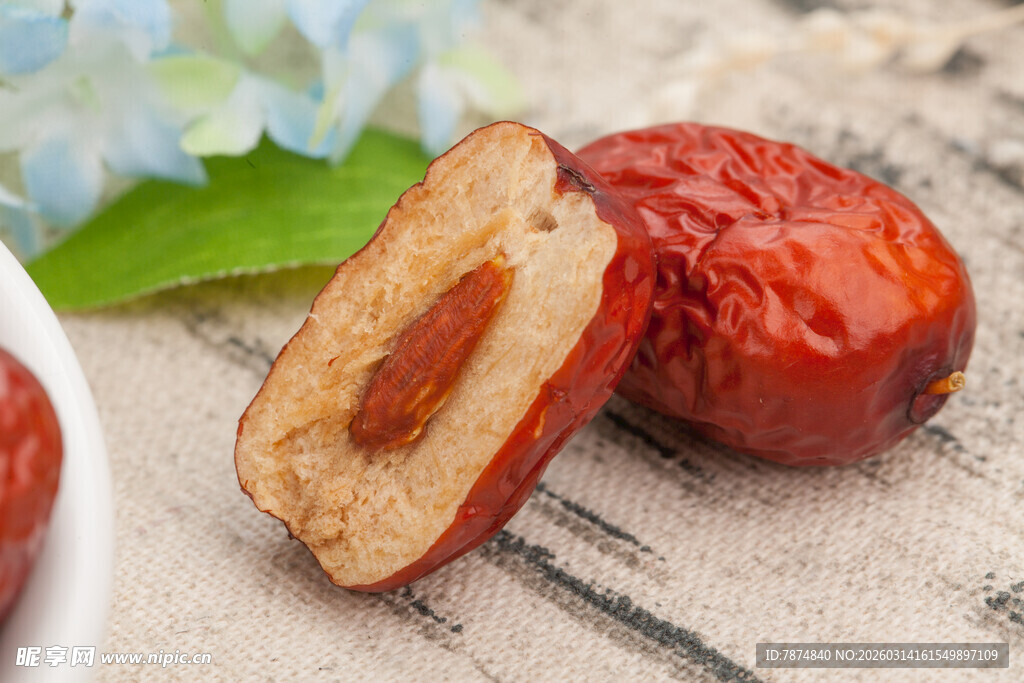 切开的美味红枣特写