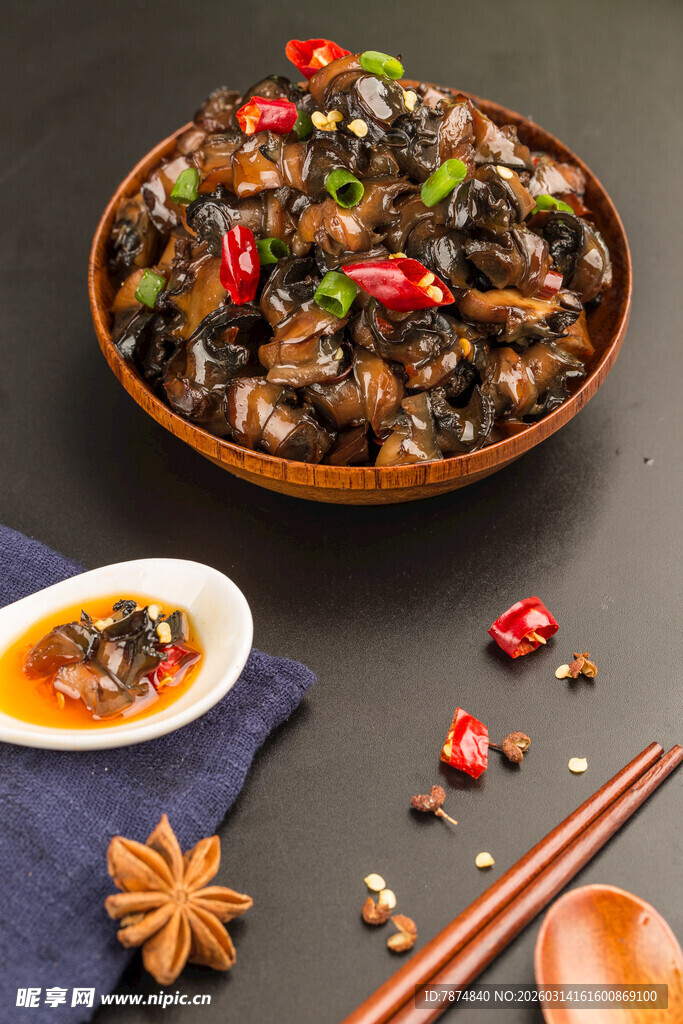 香辣木耳美食诱人呈现