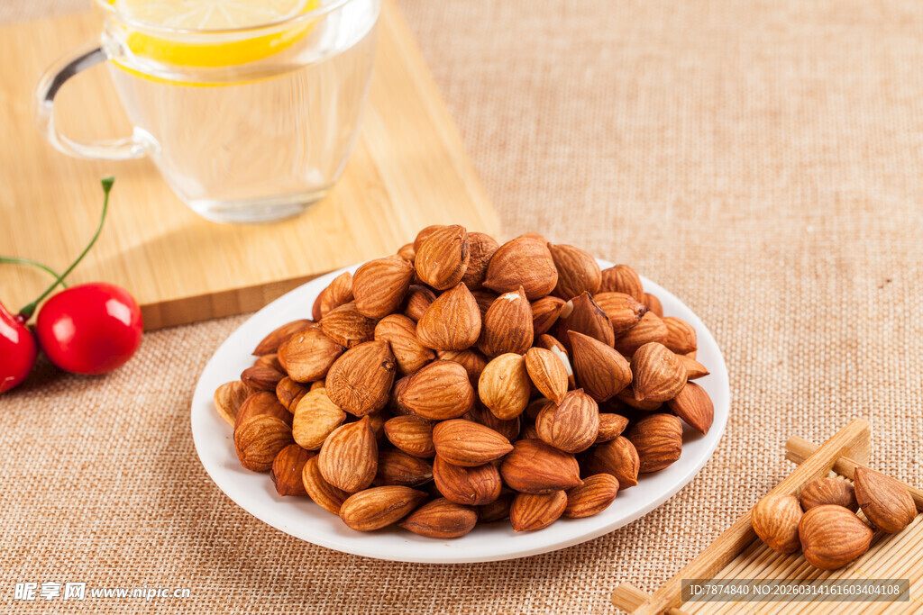 美味杏仁摆于盘中