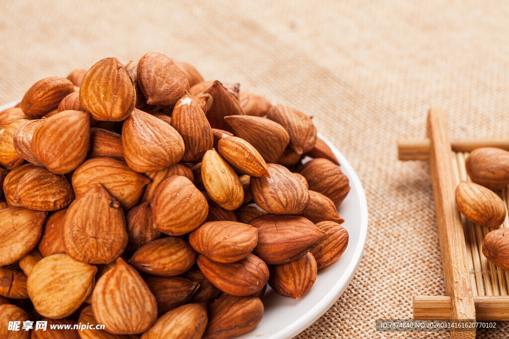 美味杏仁 盘中坚果盛宴