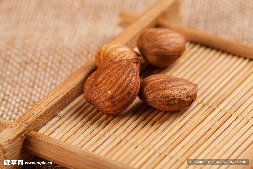 竹盘上的美味杏仁