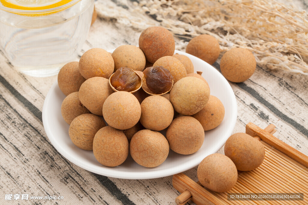 新鲜圆润龙眼摆放盘中