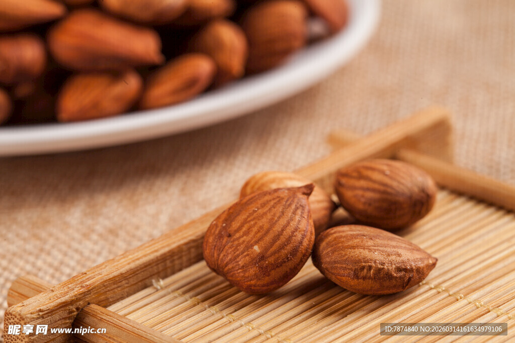 美味杏仁摆于竹制托盘上