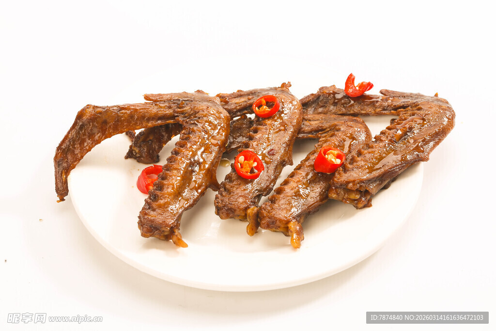 美味卤鸭翅摆于白盘上
