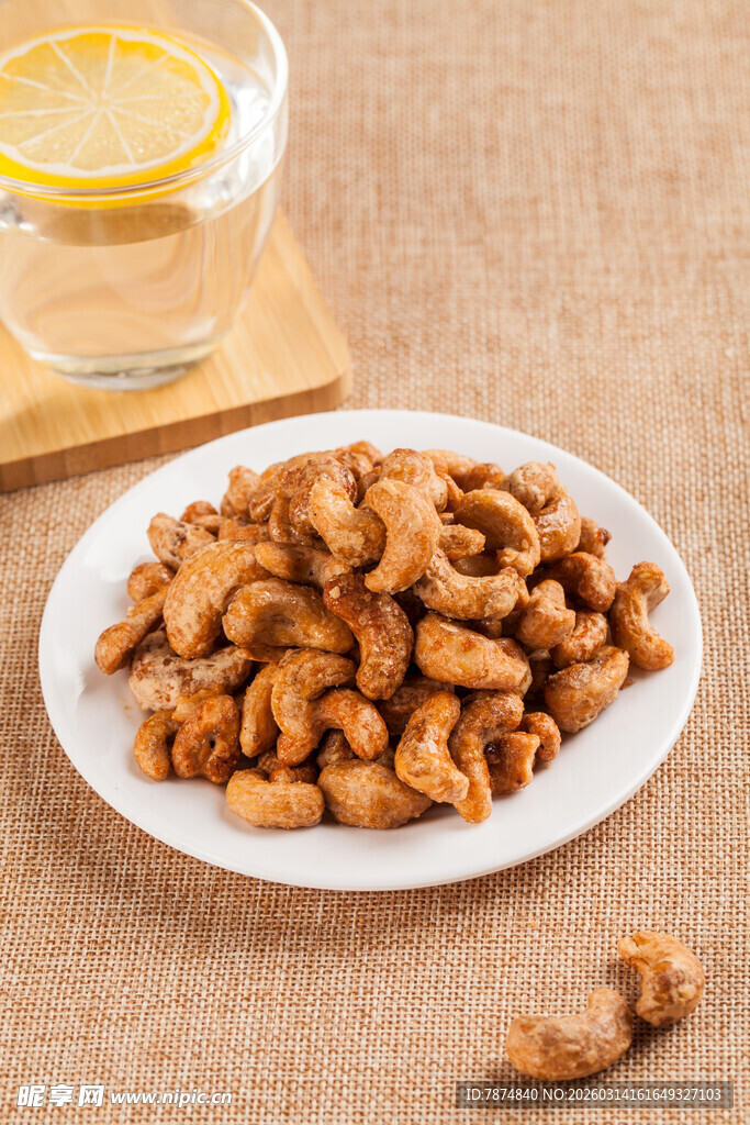 美味腰果摆于盘中