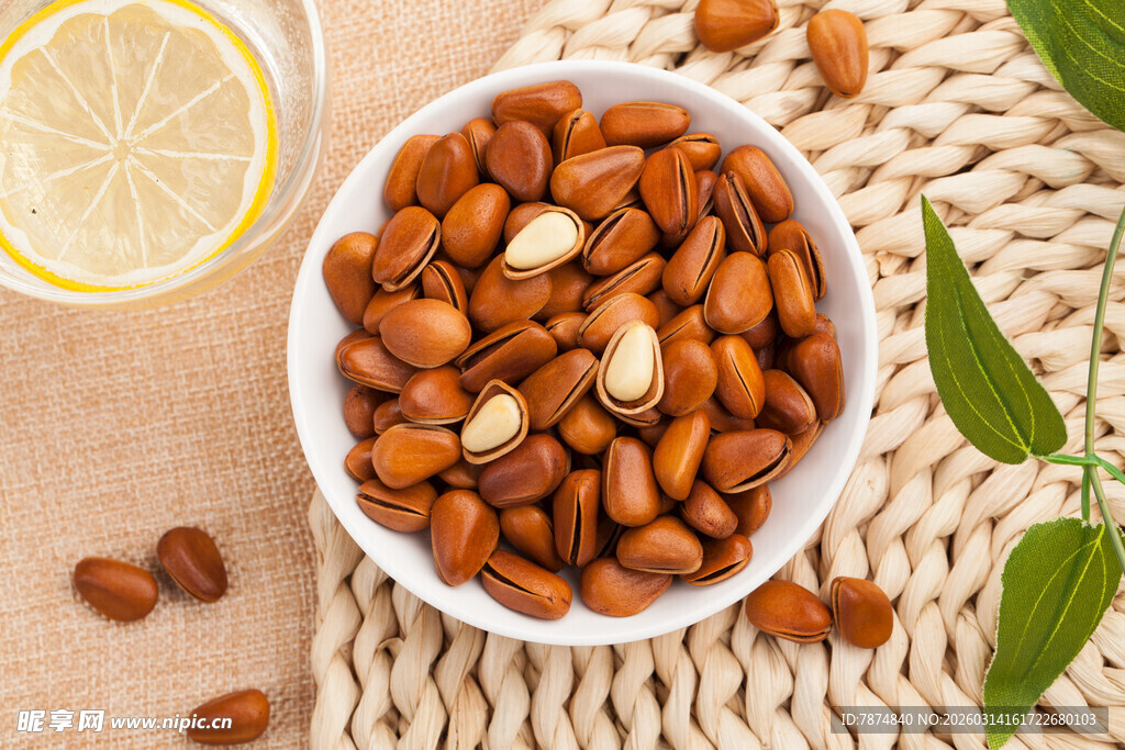 美味坚果与柠檬的惬意组合