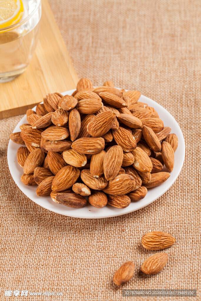 一盘美味杏仁坚果特写