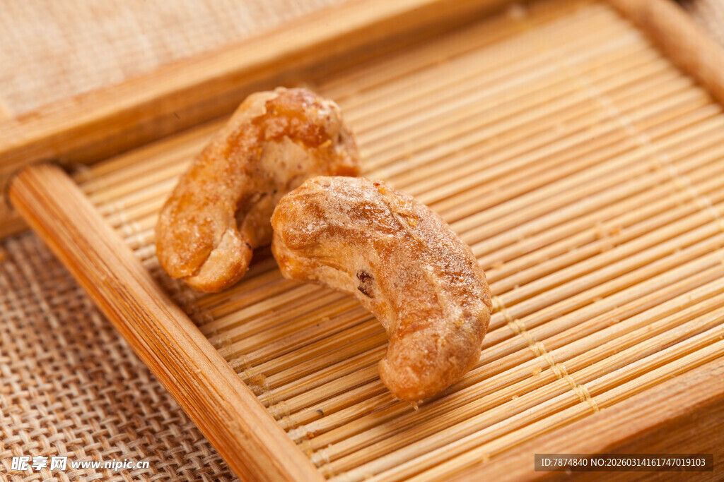 竹盘上的美味香脆腰果