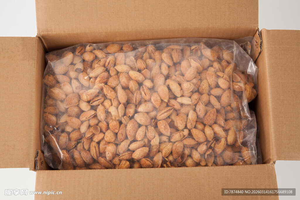 盒装美味杏仁待品尝