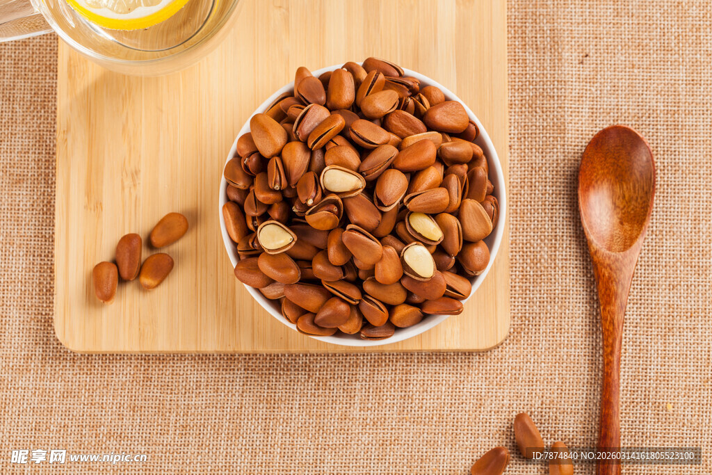 木盘装着美味坚果