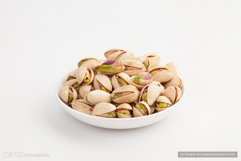 白色碗中装满开心果