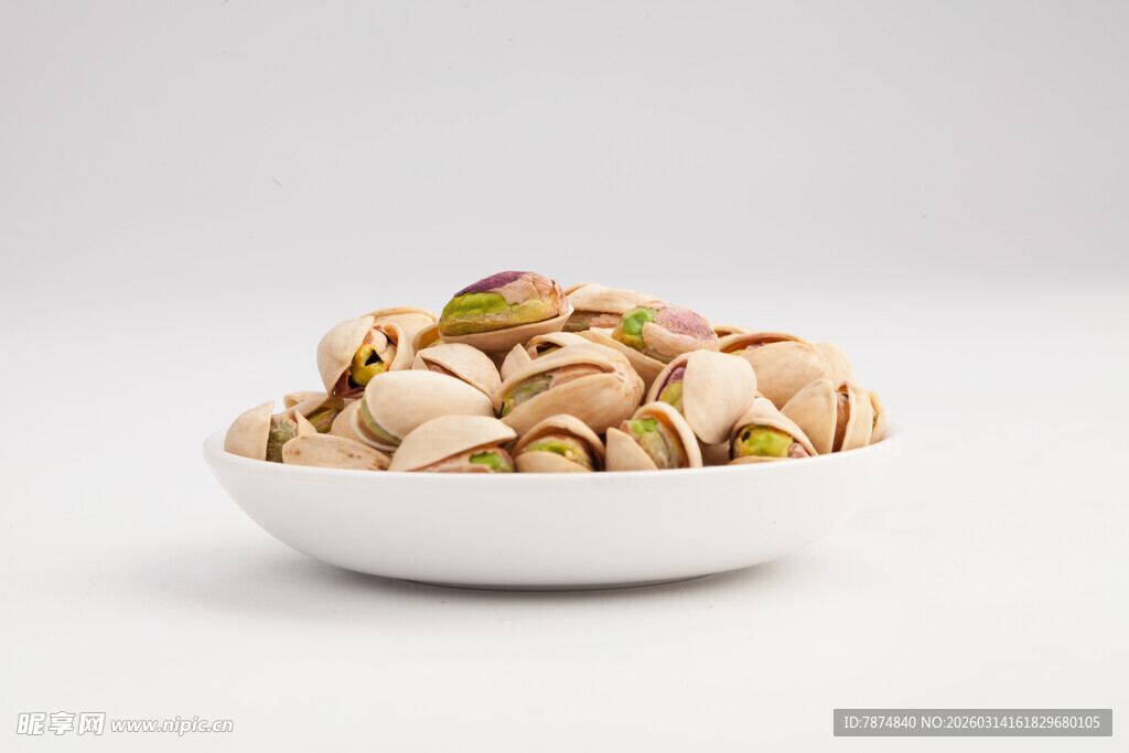 白碗中的开心果