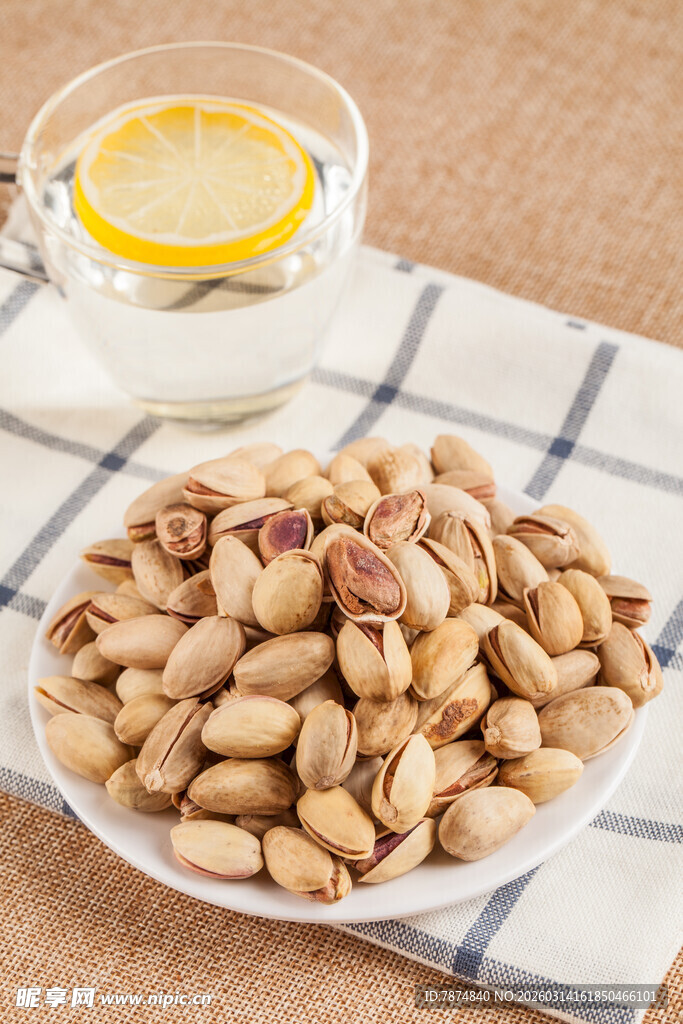 一盘开心果与柠檬泡水