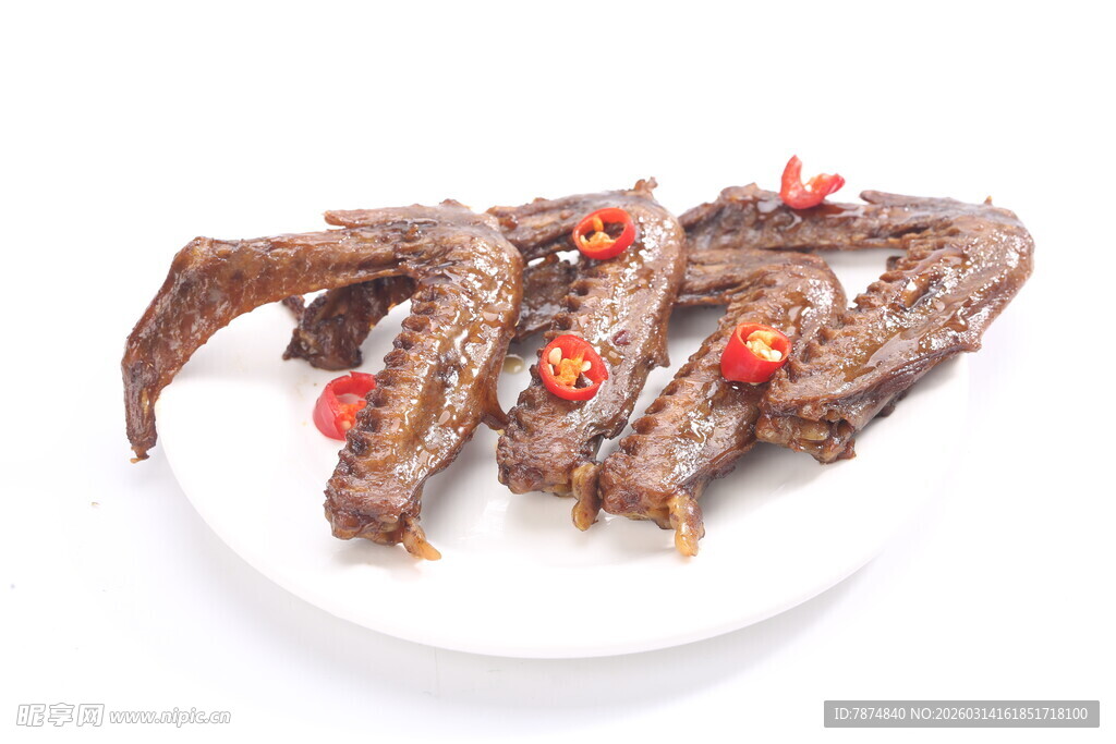 香辣美味鸭翅摆于盘中