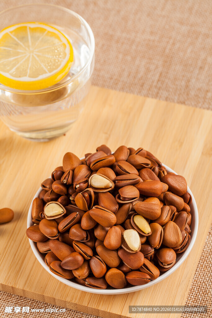 木盘装的美味混合坚果