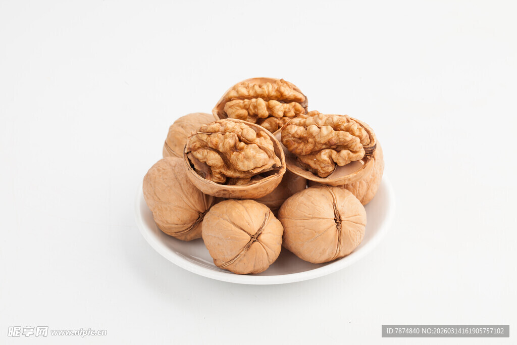 白盘上的美味核桃