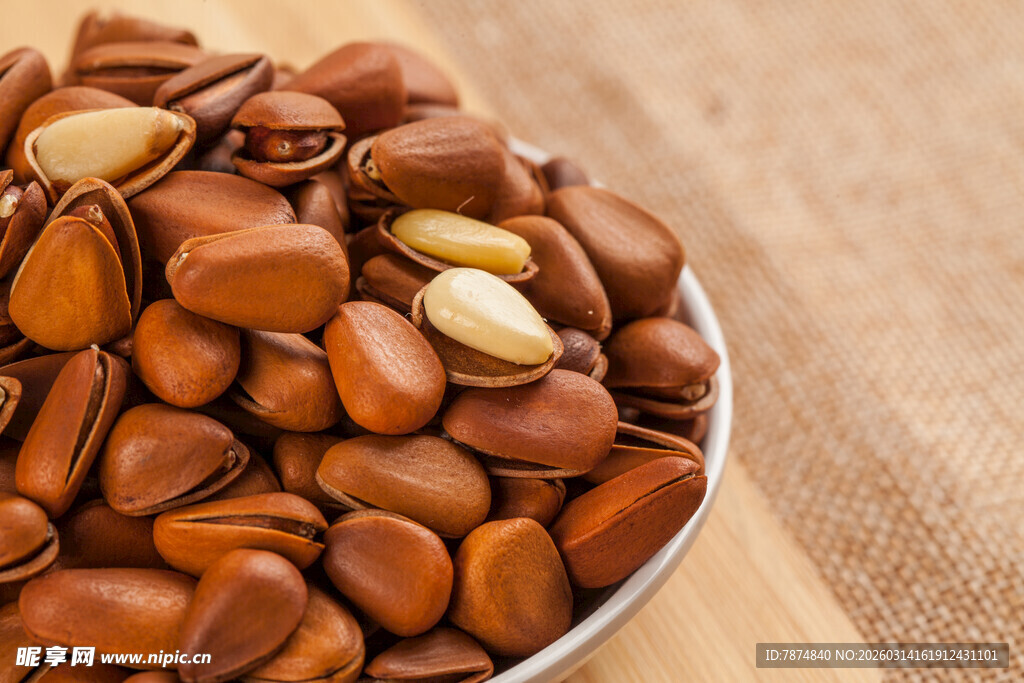 碗中美味坚果待品尝